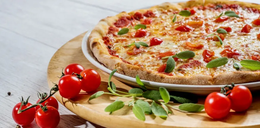 Comment faire une pizza dans un four à bois ?